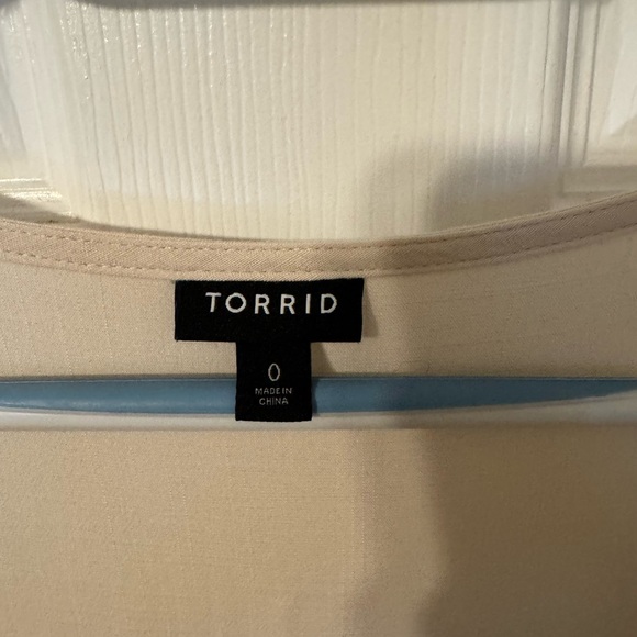 Torrid Short-Sleeved Beige Blouse (99% Rayon) - Picture 2 of 5